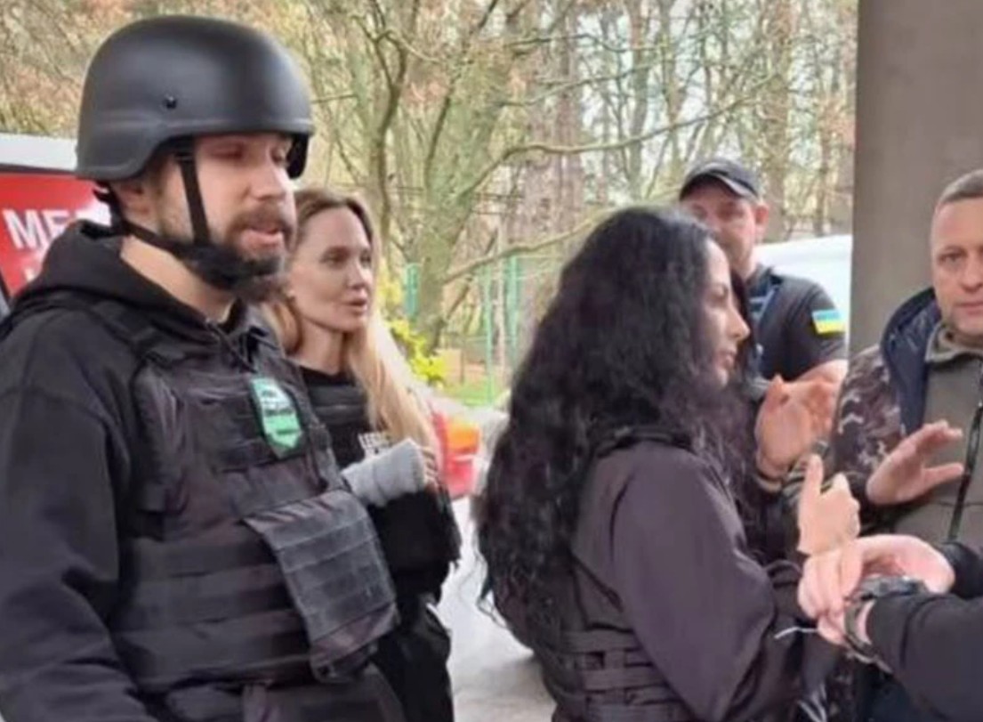 Videó: Angelina Jolie Ukrajnába érkezett, de a testőrét erőszakkal mozgósították Videó: Angelina Jolie Ukrajnába érkezett, de a testőrét erőszakkal mozgósították