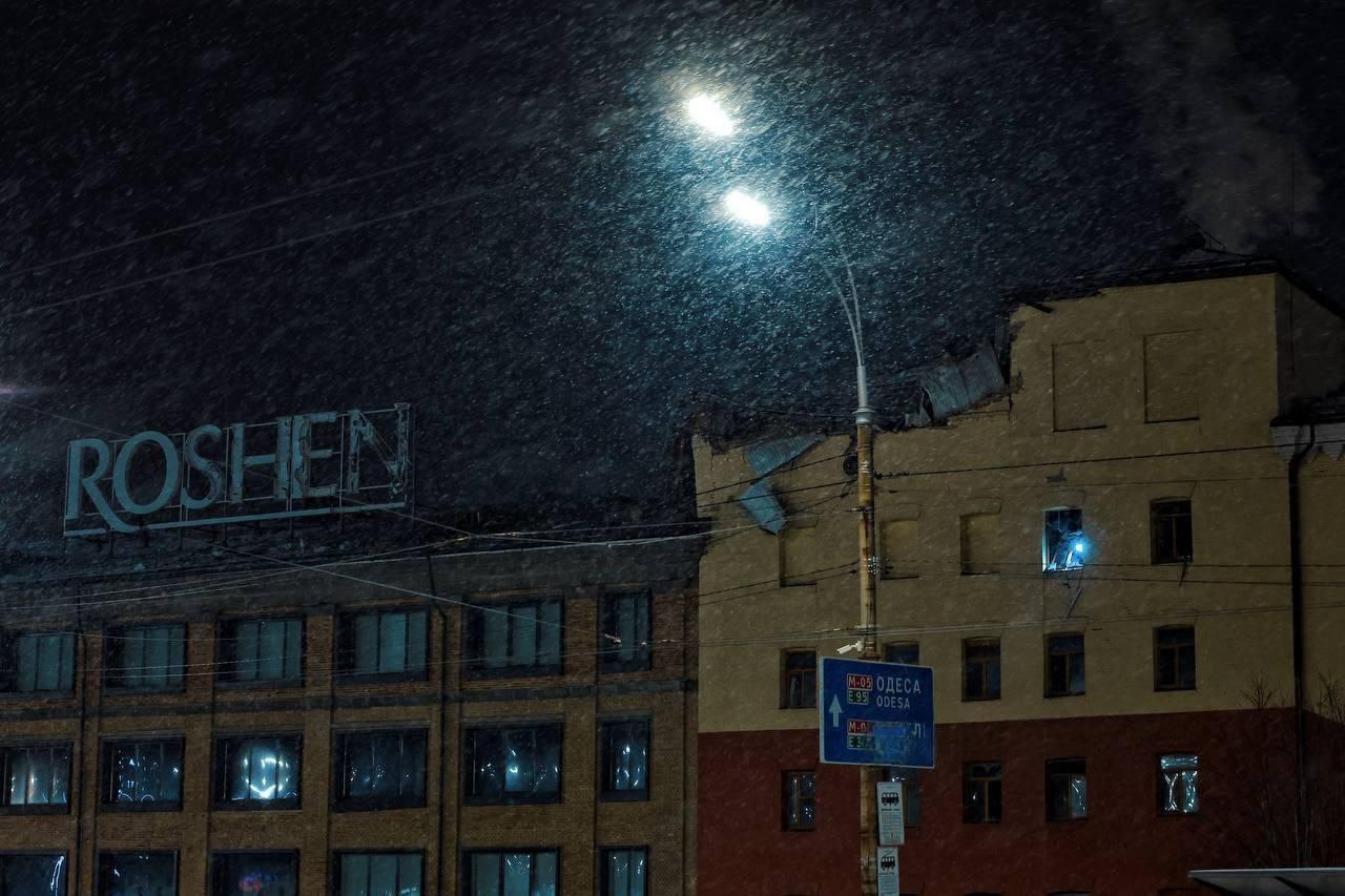 Kombinált csapások érték Kijevet, találat érte a Tibi csokoládé ukrán gyárát is (videók)