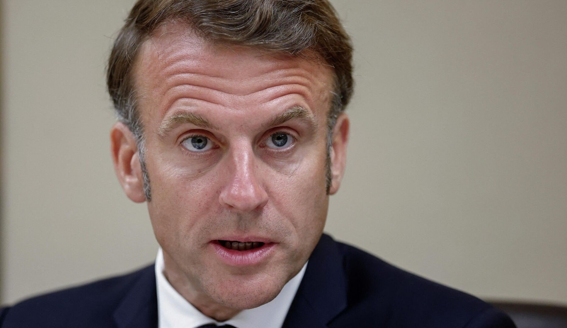 Macron: ott lennünk a tárgyalóasztalnál