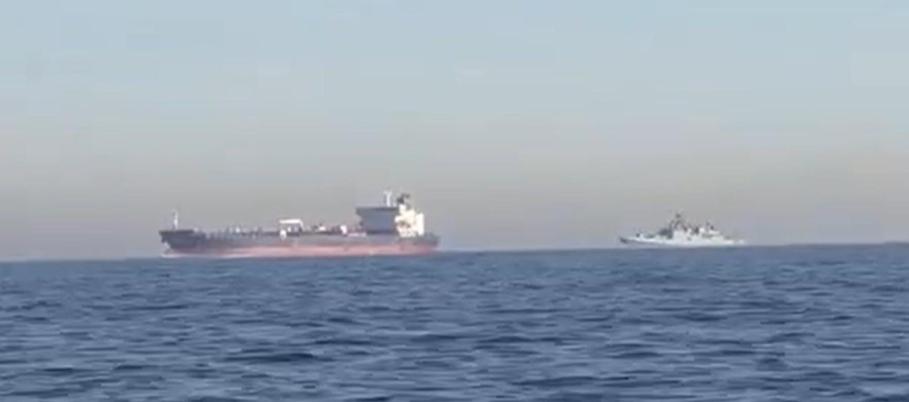 Telegraph: orosz hadihajó kísért át egy olajszállítót a La Manche-csatornán