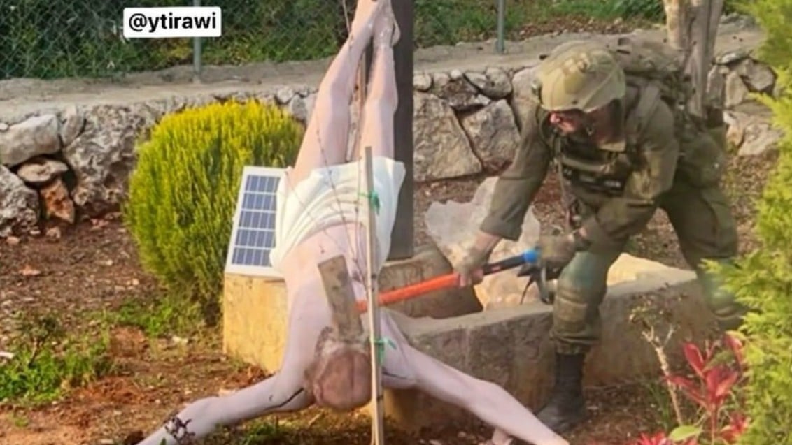 Felvétel: egy izraeli katona kalapáccsal veri szét Jézus Krisztus szobrát Libanonban